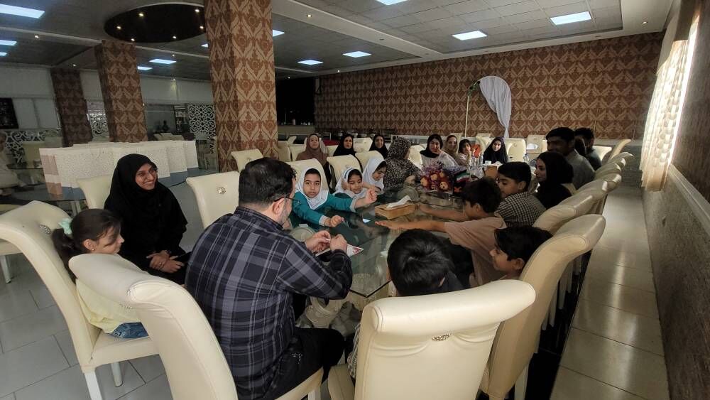 دیدار صمیمانه مدیرعامل کانون پرورش فکری با دانشآموزان و خانوادههای عضو مرکز میناب استان هرمزگان