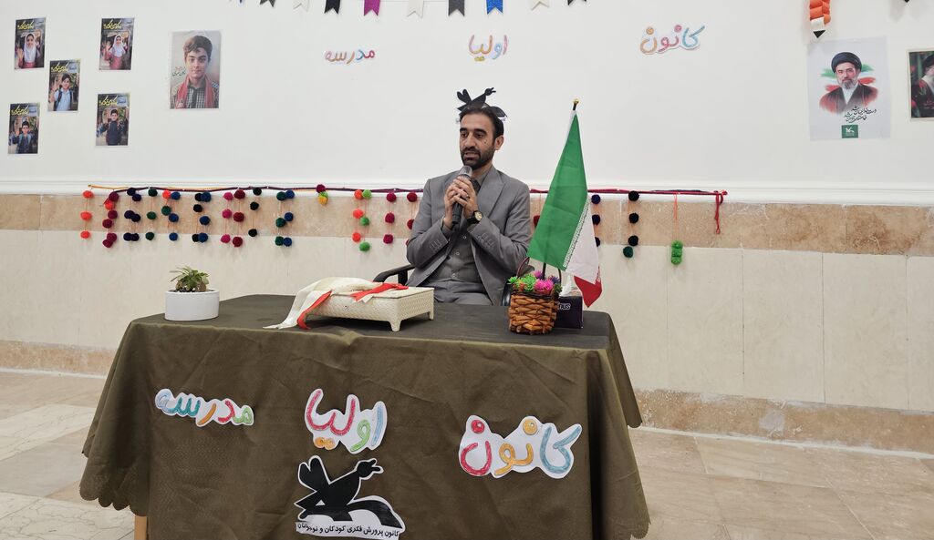 تاکید شهبازی در نشست خانواده: والدین شنوندهی فعال نوجوانان باشند