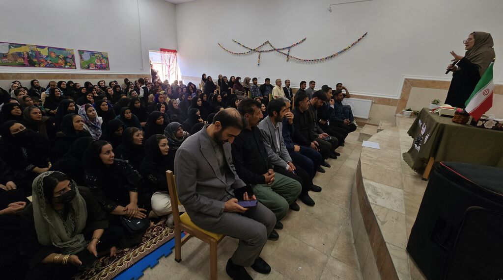 تاکید شهبازی در نشست خانواده: والدین شنونده‌ی فعال نوجوانان باشند