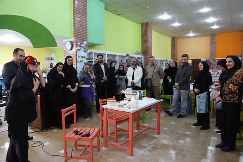 روایت تصویری بازدید مدیرکل آفرینش‌های ادبی و هنری کانون از دوره آموزشی «تئاتر اشیاء» در قزوین