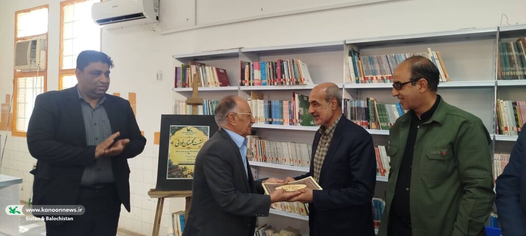 نشست گلستان‌خوانی با حضور نوجوانان و چهره‌های ادبی در زابل برگزار شد