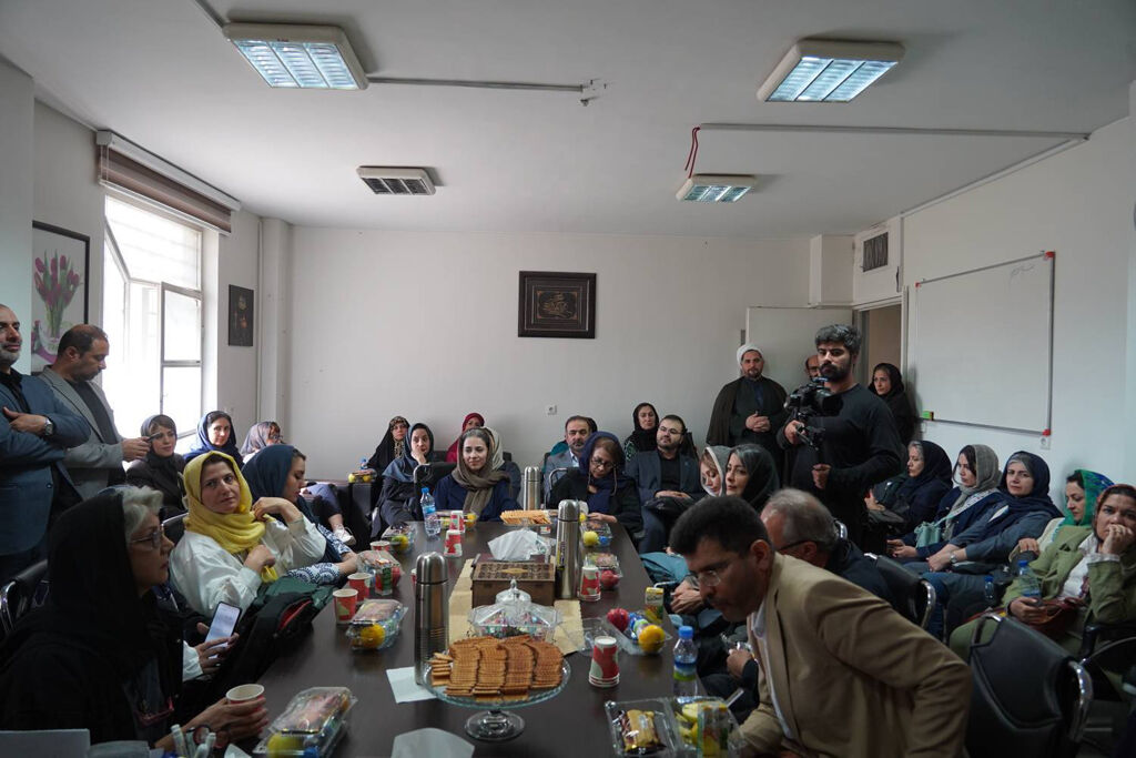 دیدار نویسندگان کودک و نوجوان با کودکان کار و خانوادههای تحت حمایت شهرداری تهران