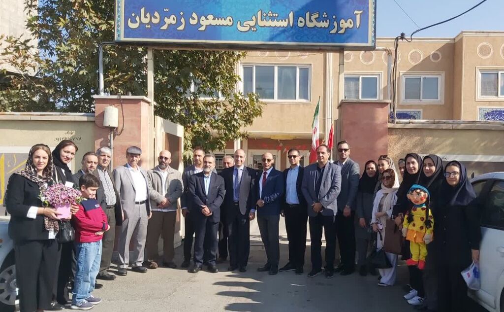قصه‌گویی و نمایش عروسکی برای دانش‌آموزان مدرسه استثنایی زمرّدیان