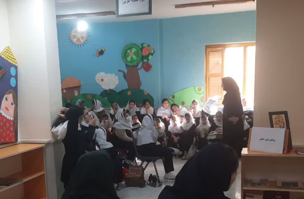 آشنایی دانش‌آموزان با مفاهیم پدافند غیرعامل در مرکز شماره ۲ کانون کرمانشاه