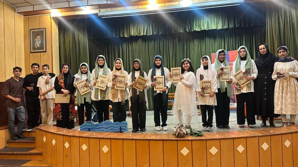نوجوانان در سومین پنجشنبه «کتاب روی صحنه» قصه «این عروسک مال کیه؟» را روایت کردند