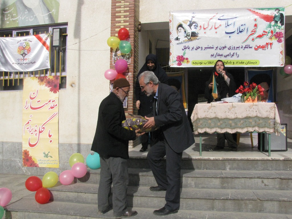 جشنواره سرود های انقلابی با حضور خانواده معظم شهدا - کانون