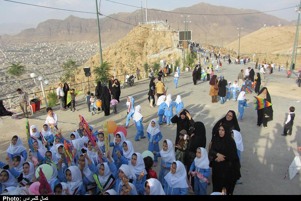 گزارش تصویری ازپروازبادبادک ها در بام لرستان - کانون