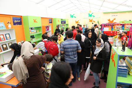 استقبال از غرفه کانون در دومین روزِ نمایشگاه کتاب تهران