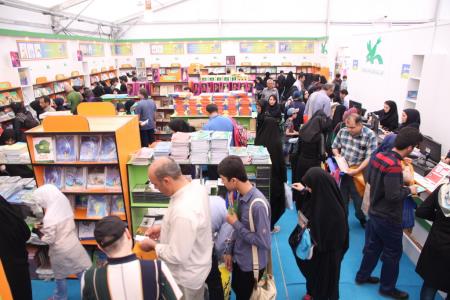 استقبال از غرفه کانون در دومین روز  نمایشگاه کتاب تهران
