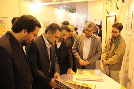بازدید وزیر ارشاد اسلامی از نمایشگاه دست‌آوردهای جشنواره‌های رضوی کانون